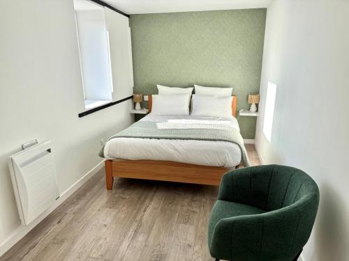 - une chambre avec un lit et une chaise verte dans l'établissement Ty Juline - Bord de mer et chemin de randonnée GR34, à Guissény