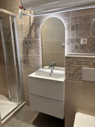 une salle de bain avec un lavabo et une douche dans l'établissement Villa la Garenne idéale pour les familles, plage : Bréhat, à La Bernerie-en-Retz