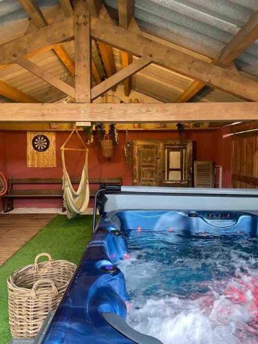 - un bain à remous dans une chambre avec hamac dans l'établissement Typical Cantal house in Montvert, à Montvert