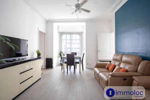 Apartment near station and shops