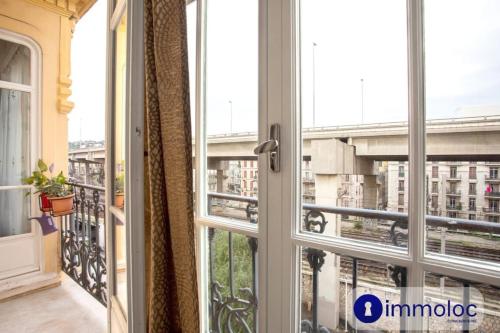 widok z okna balkonu w obiekcie Apartment near station and shops w Nicei