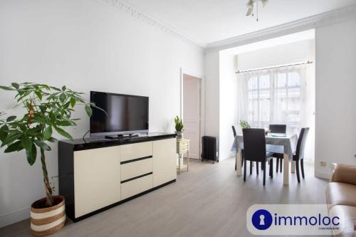 un salon avec une télévision et une table dans l'établissement Apartment near station and shops, à Nice