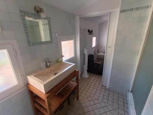 une salle de bain avec un lavabo et un miroir dans l'établissement Appart au calme, climatisé, avec parking, 2 pas des plages, Hyères le port, à Hyères