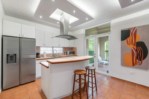 Photo de la galerie de l'établissement 3BR - Villa Papaya at North Coast Village, à Dorado