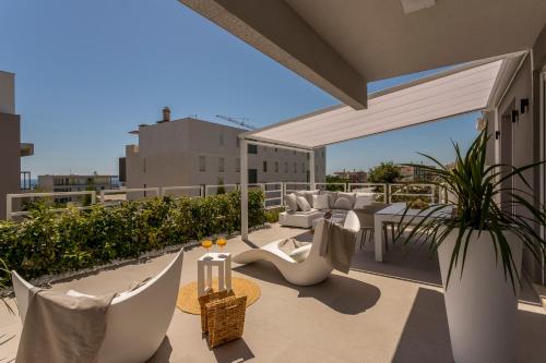 The Pleasurist- with PRIVATE heated POOL and TERRACE