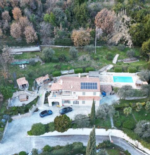 une vue aérienne d'une maison avec piscine dans l'établissement villa la source claire, à Carros