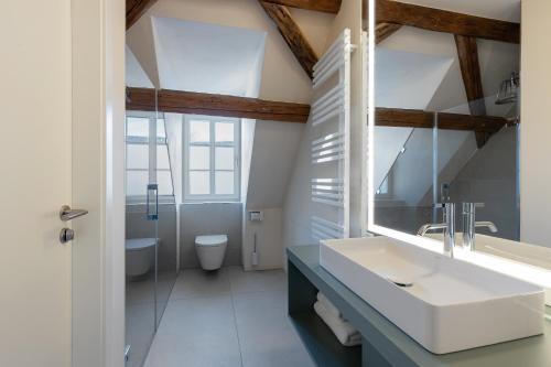 Bilik mandi di Boutique Hotel grüner Zweig