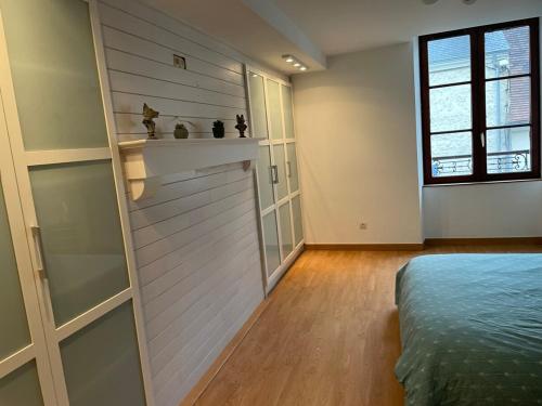 - une chambre avec un placard et un lit dans l'établissement Apartment 54m2 1er étage, à Montfort-le-Gesnois