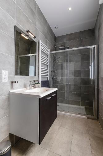 une salle de bain avec un lavabo et une douche dans l'établissement Domaine Verte Vallée, à Lignan-de-Bordeaux