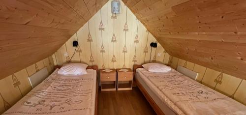 Postel nebo postele na pokoji v ubytování Skillingaryds Gård