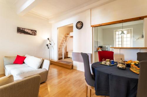 un salon avec une table et un canapé dans l'établissement ESCALINADA II AP4433 by Riviera Holiday Homes, à Villefranche-sur-Mer