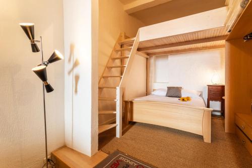 - une petite chambre avec des lits superposés et une échelle dans l'établissement ESCALINADA II AP4433 by Riviera Holiday Homes, à Villefranche-sur-Mer