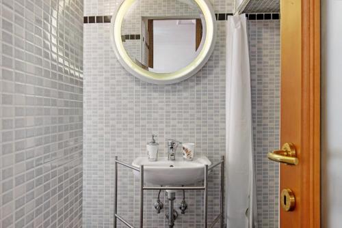 a bathroom with a sink and a mirror at Small House Monferrato in Fontanile
