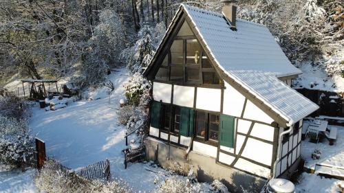 una casa cubierta de nieve en la nieve en Historische Breidenmühle, en Haan