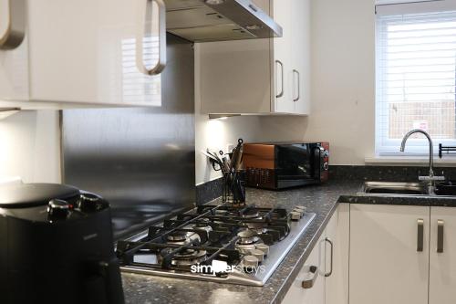 Kuchyň nebo kuchyňský kout v ubytování Large 4 Bedroom Home With Private Driveway Parking - Perfect For Contractors, Families, & Relocators