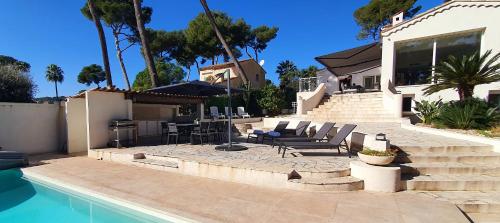 une maison avec une terrasse et une piscine dans l'établissement Villa vue mer à Antibes classée 4 étoiles-Piscine chauffée, à Antibes