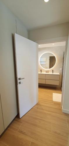 une pièce avec une porte blanche et un miroir dans l'établissement Villa vue mer à Antibes classée 4 étoiles-Piscine chauffée, à Antibes