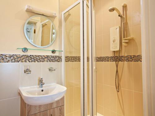 ein Badezimmer mit Waschbecken und Dusche in der Unterkunft 6 Grafton Towers in Salcombe