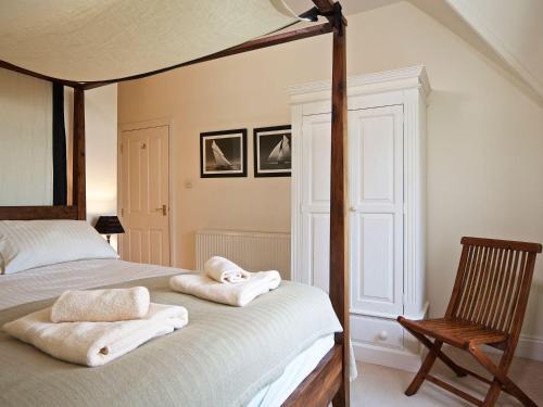 ein Schlafzimmer mit einem Bett mit Handtüchern darauf in der Unterkunft 6 Grafton Towers in Salcombe