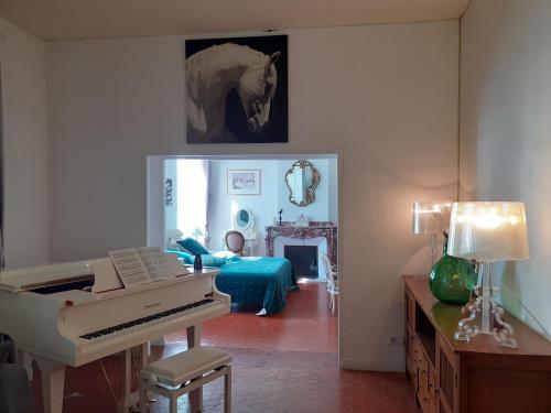 un salon avec un piano et une chambre dans l'établissement Grande chambre avec parties communes en bord de mer, à Port-la-Nouvelle