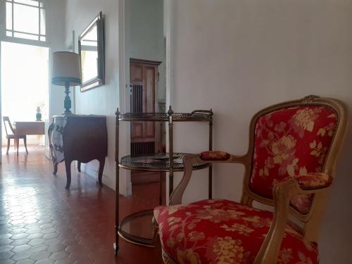 un salon avec une chaise et une table dans l'établissement Grande chambre avec parties communes en bord de mer, à Port-la-Nouvelle