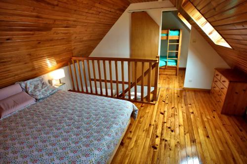 une chambre avec un lit et un parquet dans l'établissement Gîte de la Créche, à Wimereux