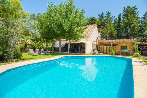 Chalet with pool, Wifi and Smart TV