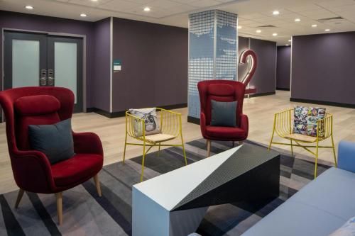 a waiting room with chairs and a table at Aloft Memphis Downtown in Memphis