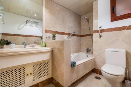 Elviria Beachfront , 3 Pools, Free parking gym