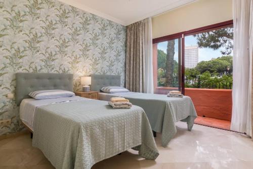Elviria Beachfront , 3 Pools, Free parking gym