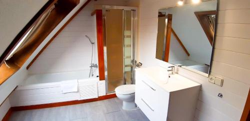 Chalet with pool, Wifi and Smart TV photo 3