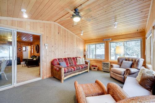 Ruang duduk di Charming Cabin on Grindstone Lake