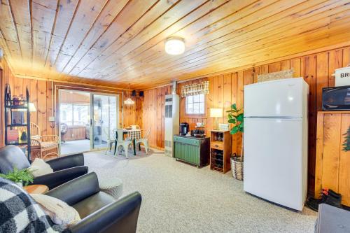 Dapur atau dapur kecil di Charming Cabin on Grindstone Lake