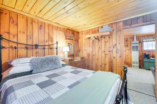 Katil atau katil-katil dalam bilik di Charming Cabin on Grindstone Lake