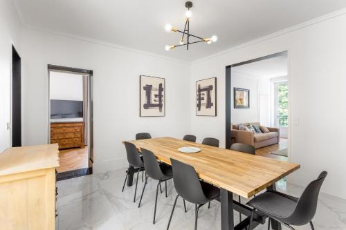 une salle à manger avec une table et des chaises en bois dans l'établissement The black Swan, à Paris
