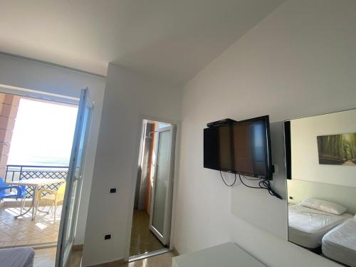 TV a/nebo společenská místnost v ubytování Hotel Brilant