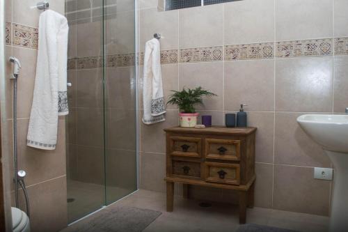 a bathroom with a shower and a sink and a toilet at Sitio and Beach Tennis in Itatiba