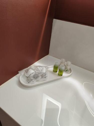 une table avec deux verres et une plaque dans l'établissement chambre d'hote de charme 