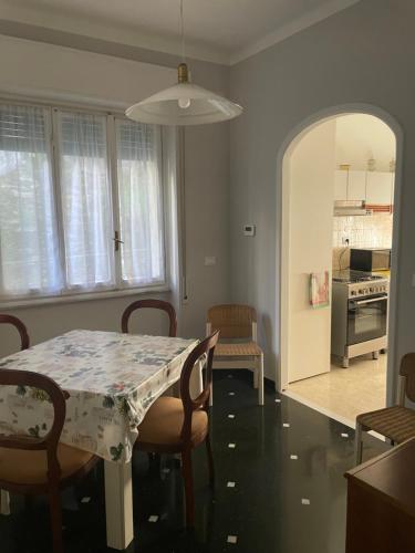 Kuchyňa alebo kuchynka v ubytovaní Casa di Aldo: una casa nel centro di Nervi.