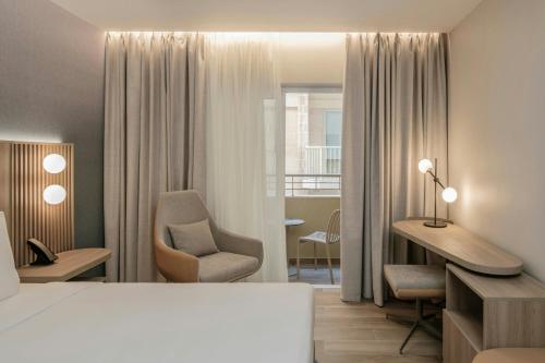 Ένα ή περισσότερα κρεβάτια σε δωμάτιο στο Courtyard by Marriott Sliema
