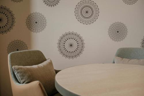 Χώρος καθιστικού στο Courtyard by Marriott Sliema