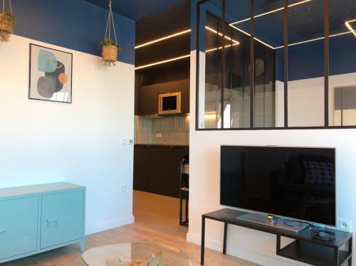 TV a/nebo společenská místnost v ubytování Appartement Design aux Porte de Paris