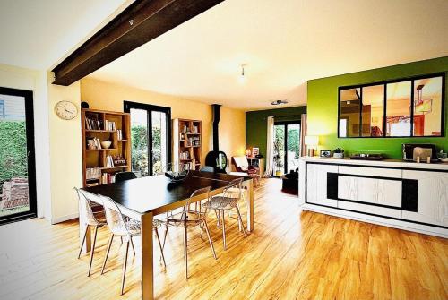 - un salon avec une table à manger et des chaises dans l'établissement Maison Familiale tout confort, à Mouen