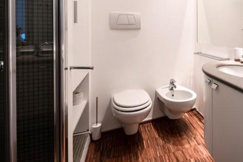 Un baño blanco con inodoro y lavabo. en Bocconi District Suite - Bocconi Navigli - Milan-Cortina 2026 Olympics - Milan Design Week 2026, en Milán