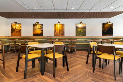 a dining room with tables and chairs at Fairfield by Marriott Inn & Suites Kansas City at The Legends in Kansas City