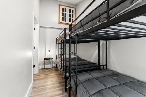 Ένα ή περισσότερα κρεβάτια σε δωμάτιο στο Lakeview Cottage - stunning views of Silver Lake.