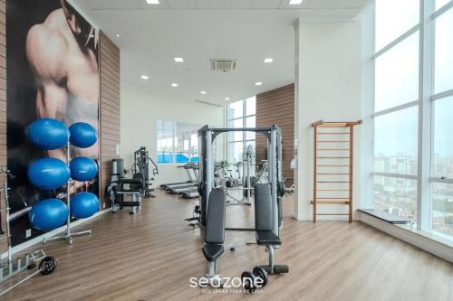 a gym with cardio equipment and blue balloons at Studios Modernos no Setor Bueno WBU in Goiânia