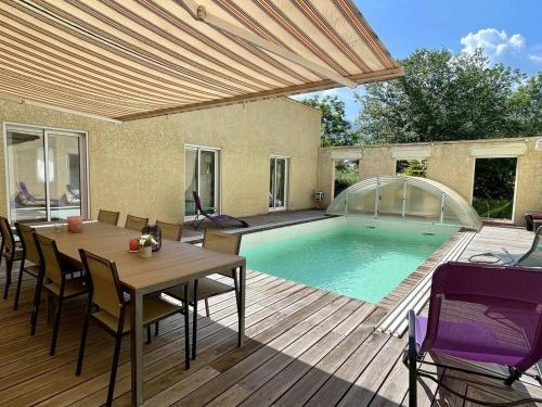 un patio avec une table et une piscine dans l'établissement Belle Villa Famille - Piscine - Entre Mer et Montagne, à Corneilla-de-Conflent