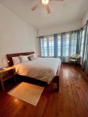 Katil atau katil-katil dalam bilik di Beachfront penthouse in Casco Antiguo