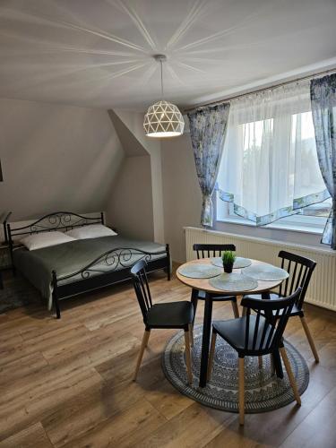 Llit o llits en una habitació de Willa Rodzinna